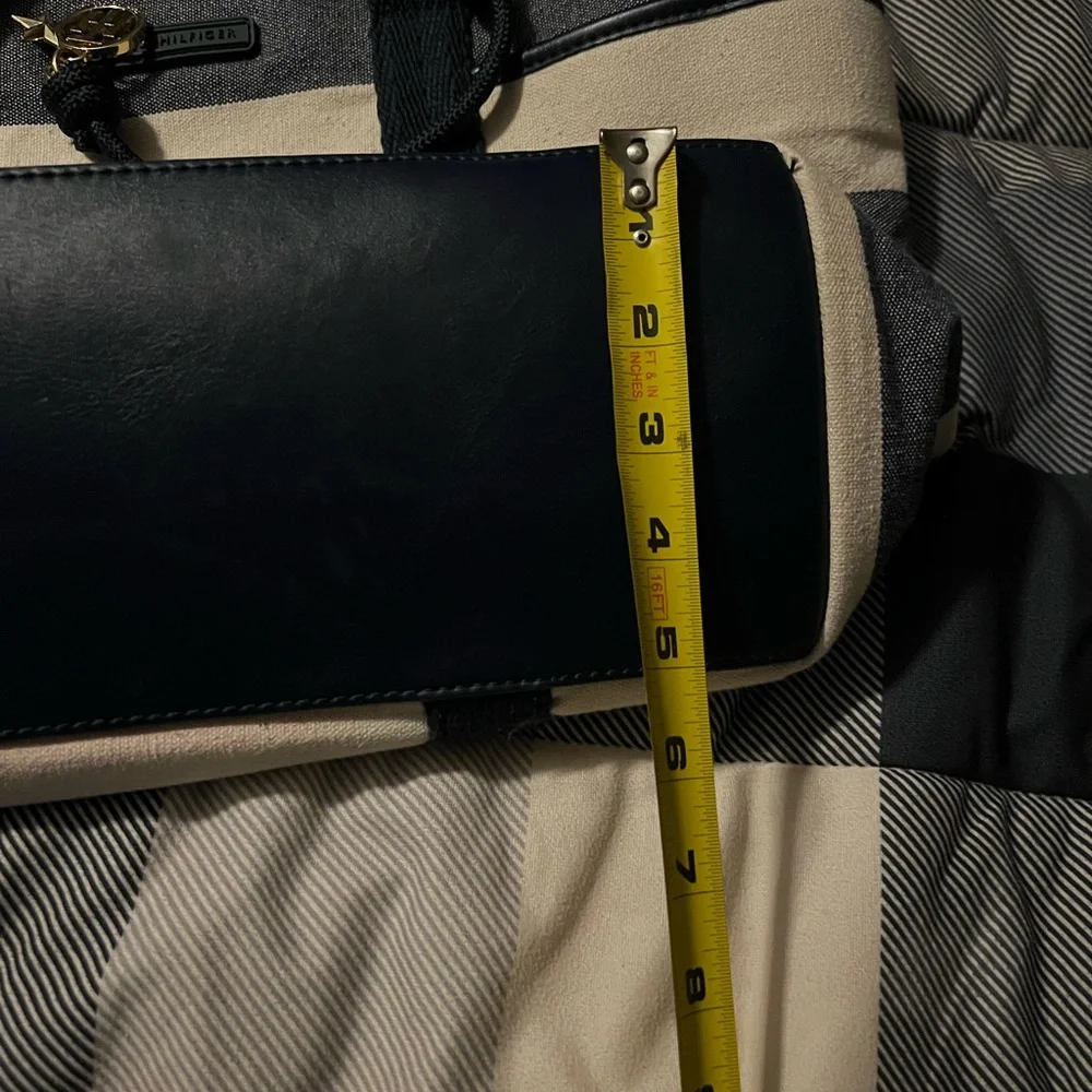 Tommy Hilfiger purse - Picture 5 of 9